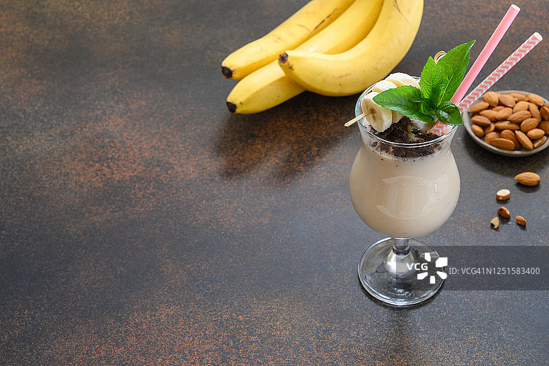 杏仁香蕉奶昔特写，留有文字空间图片素材