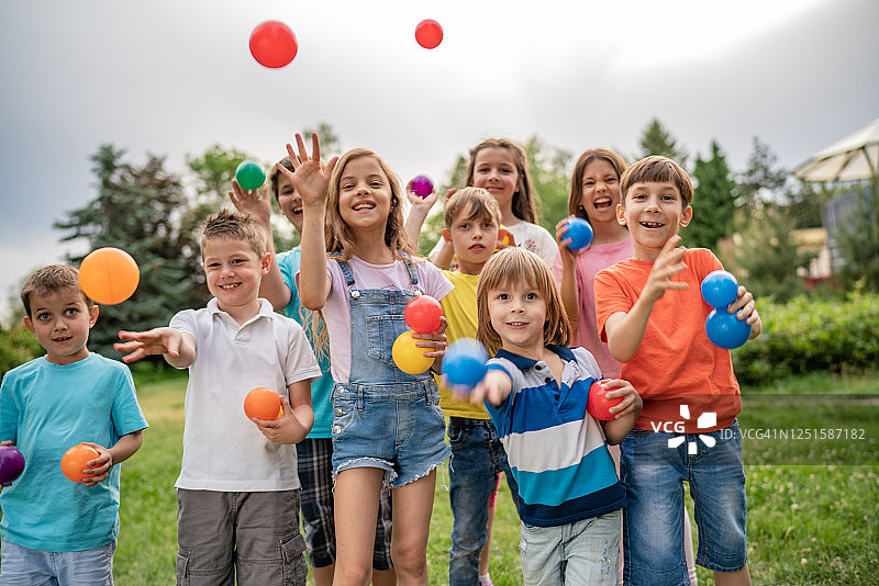 一群孩子玩球图片素材