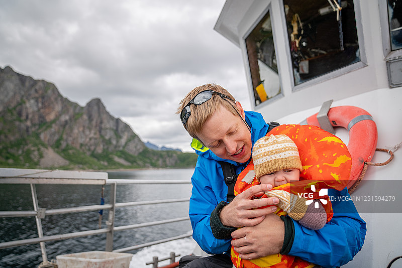 父女在挪威斯沃尔韦享受乘船之旅图片素材