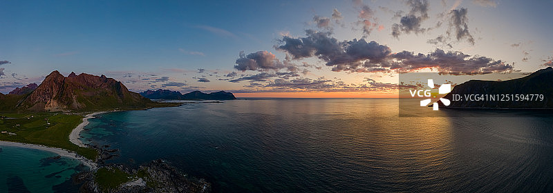 岛屿上空壮丽日落的航拍图片素材