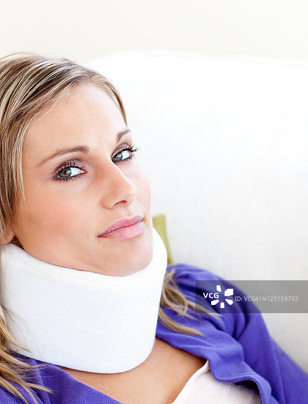 戴着颈托看向镜头的年轻女人图片素材