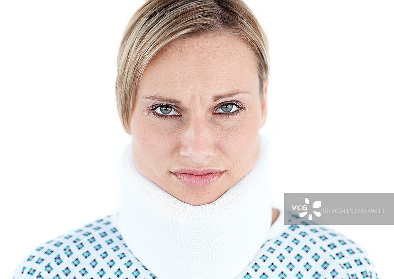 白色背景下的严肃女病人图片素材