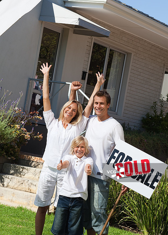 明亮的家庭站在前花园里图片素材