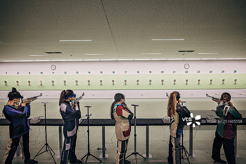 参加步枪射击训练的年轻女性图片素材