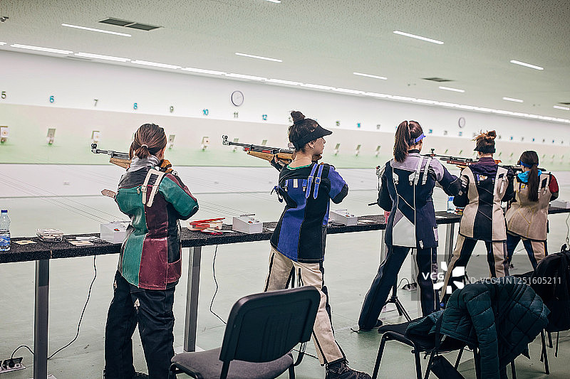 参加步枪射击训练的年轻女性图片素材