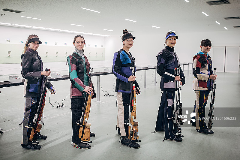 女子射击队的年轻女队员图片素材