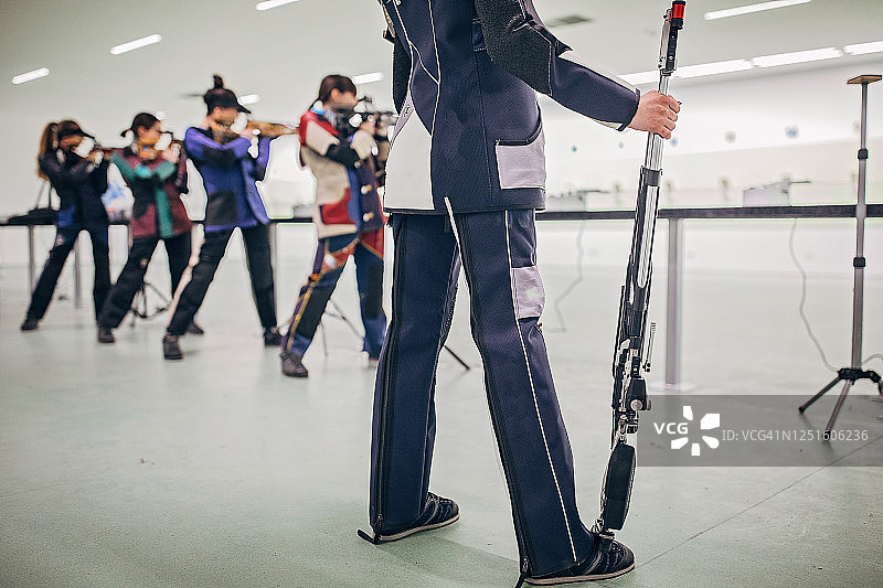 参加步枪射击训练的年轻女性图片素材