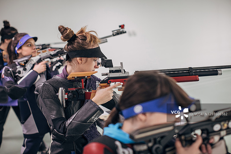 参加步枪射击训练的年轻女性图片素材