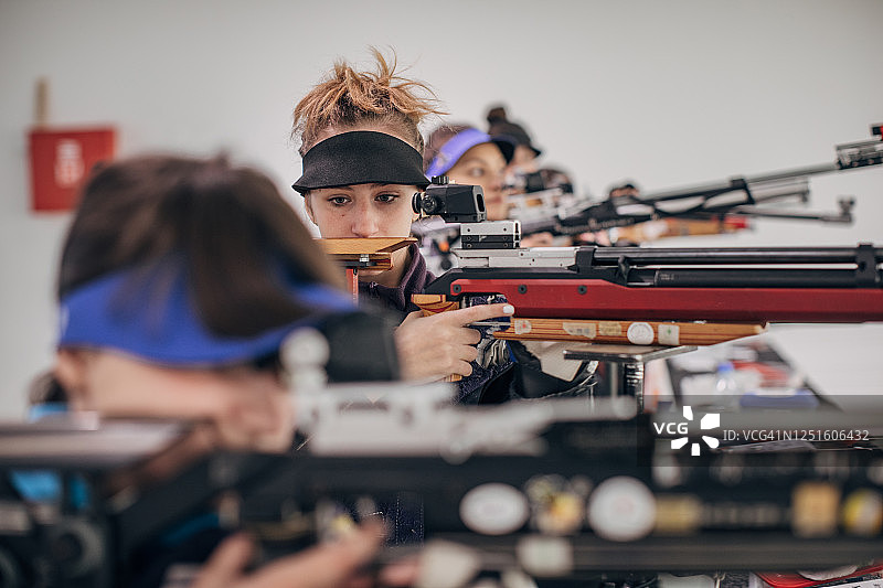 青少年女子步枪射击训练图片素材