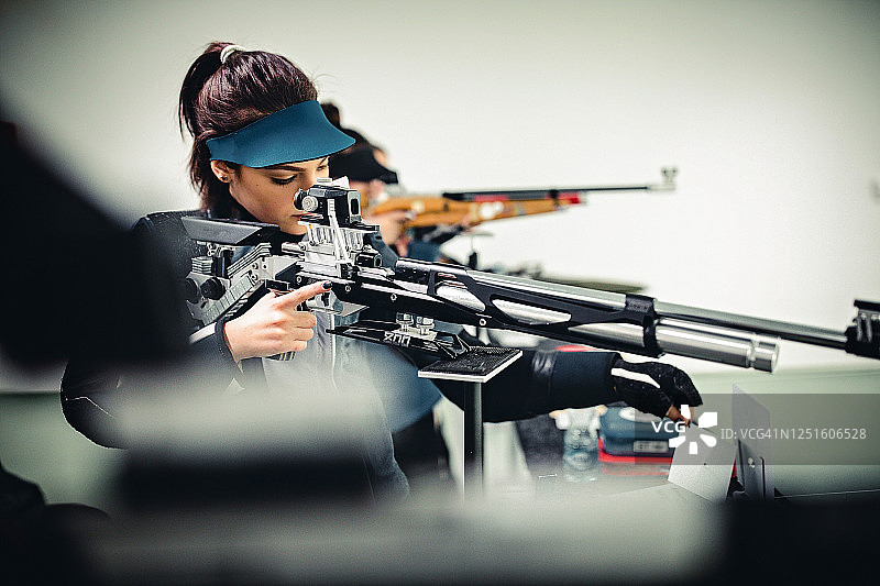参加步枪射击训练的少女图片素材