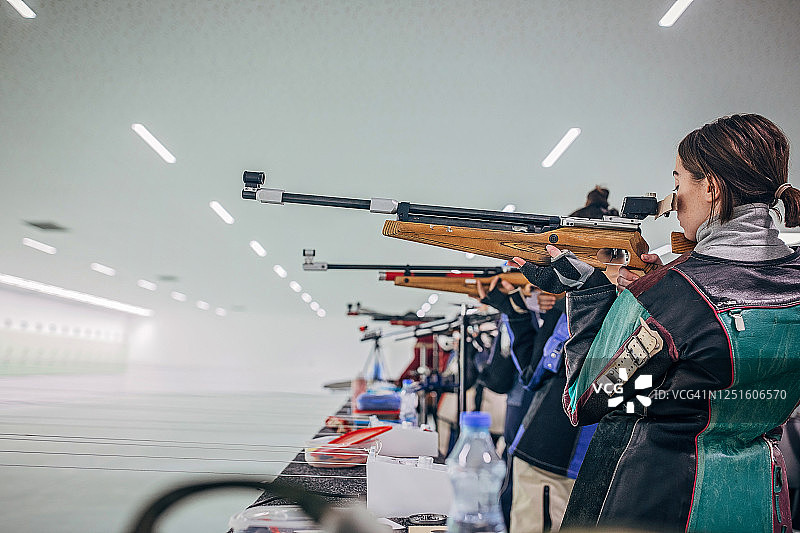 参加步枪射击训练的年轻女性图片素材