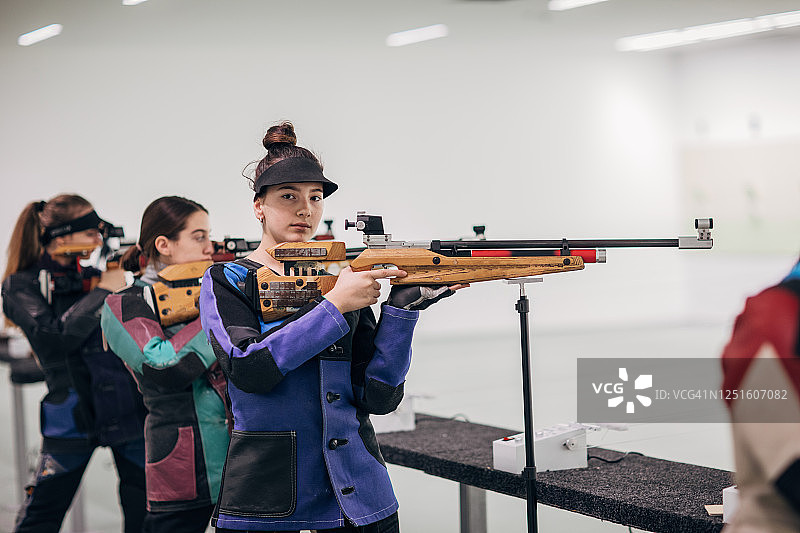 青少年女子步枪射击训练图片素材