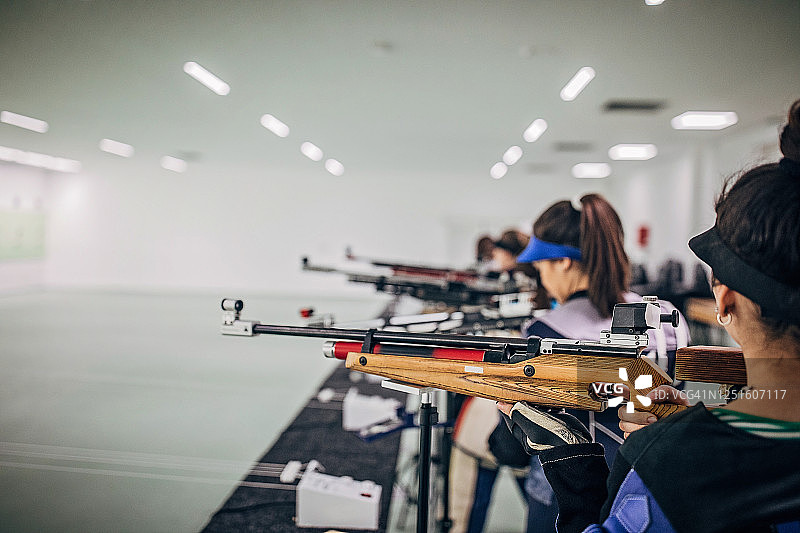 参加步枪射击训练的年轻女性图片素材