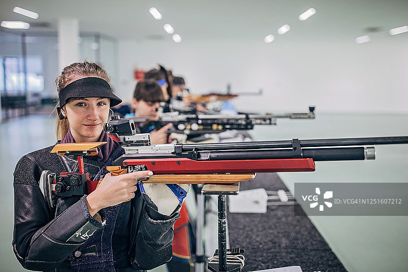 参加步枪射击训练的少女图片素材