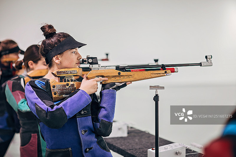 青少年女子步枪射击训练图片素材
