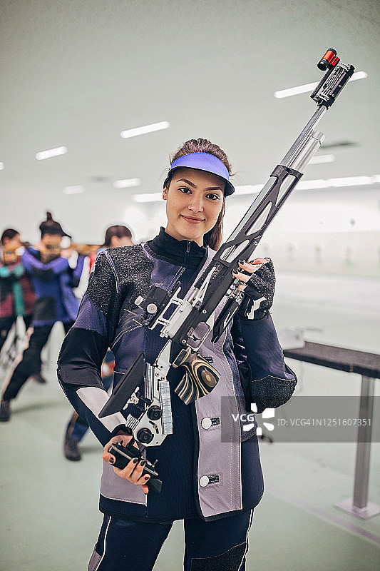 少女与队友进行步枪射击训练图片素材