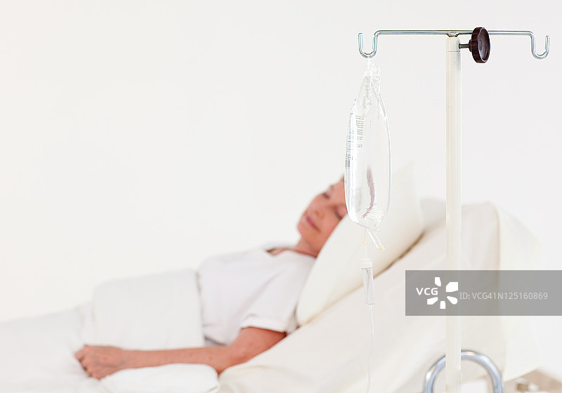老年妇女在医院病床上图片素材