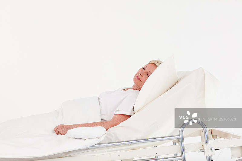 生病的老年妇女图片素材