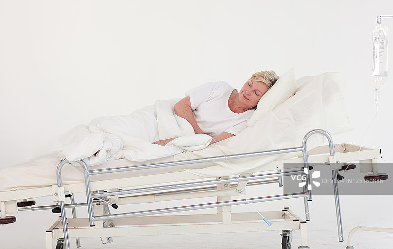 疲惫的老年病人图片素材