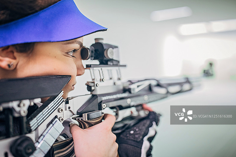练习步枪射击的少女图片素材