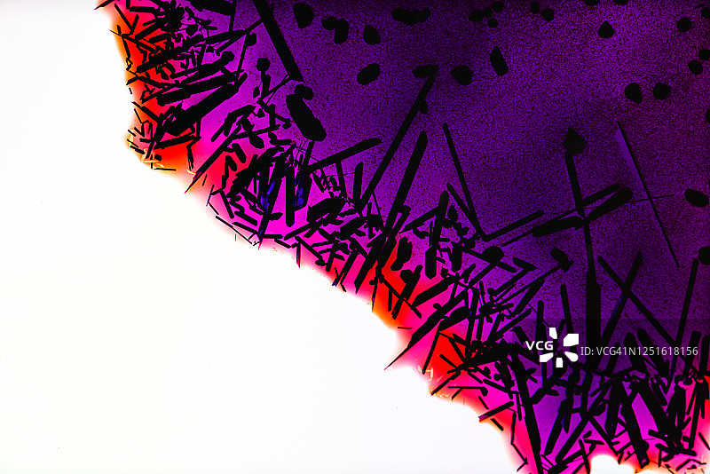 高锰酸钾晶体与白色背景图片素材