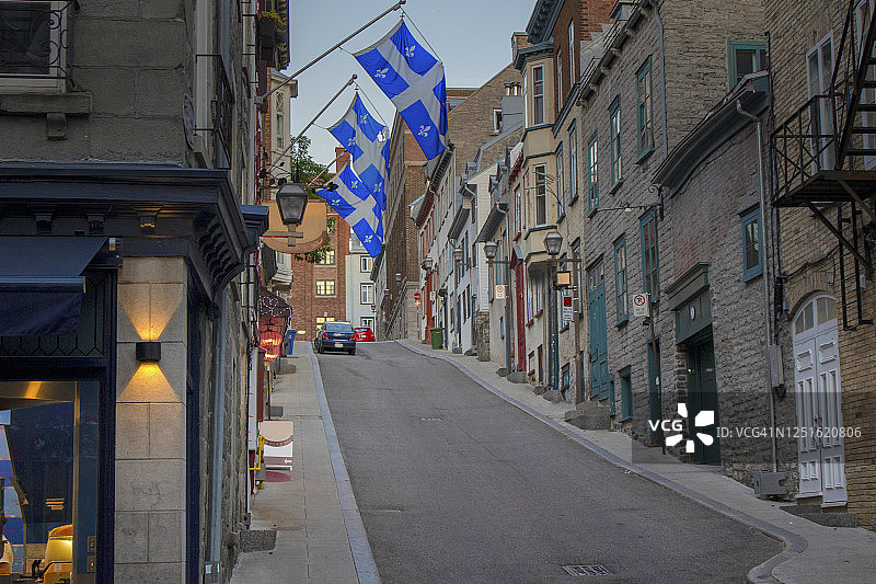 加拿大魁北克市圣安吉尔街上的魁北克旗帜图片素材