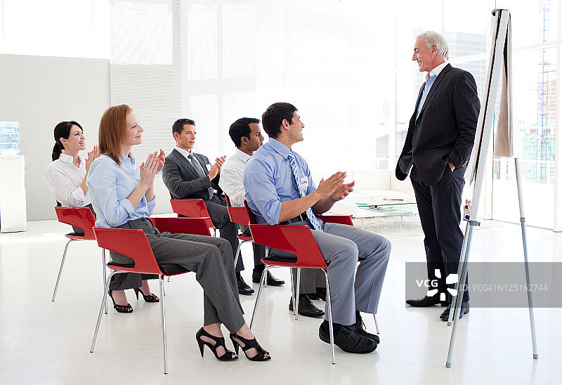 年长商人发表演讲图片素材