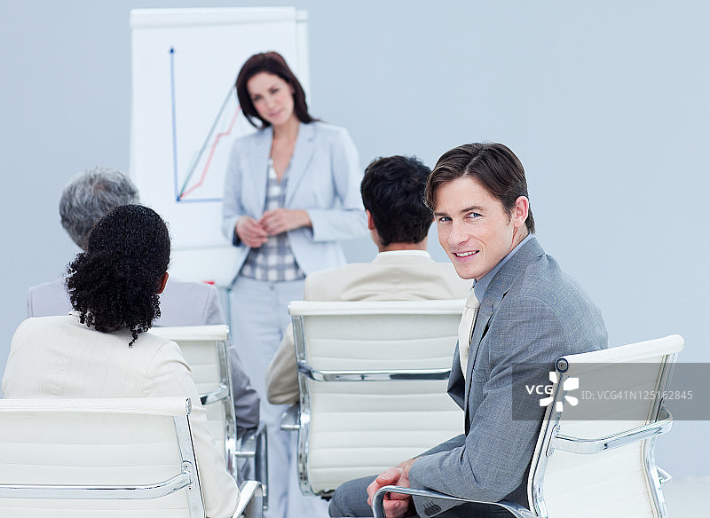 在演示文稿前的自信男商人图片素材