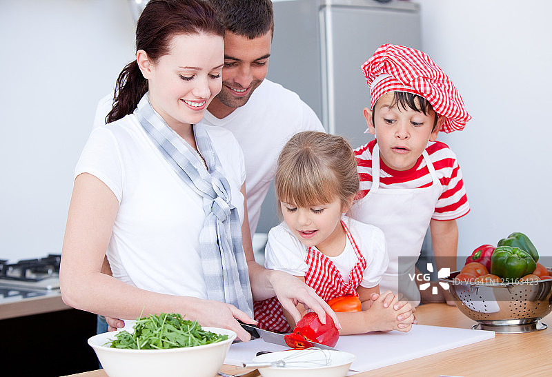 一家人准备饭菜的 портрет图片素材