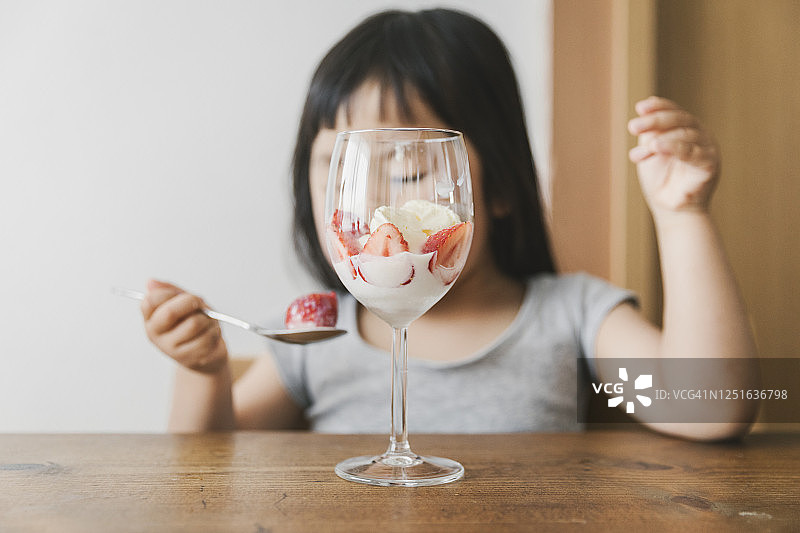 在家吃草莓芭菲的女孩图片素材