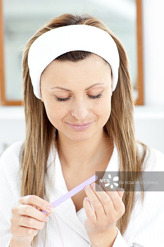 在浴室里修剪指甲的漂亮女人图片素材