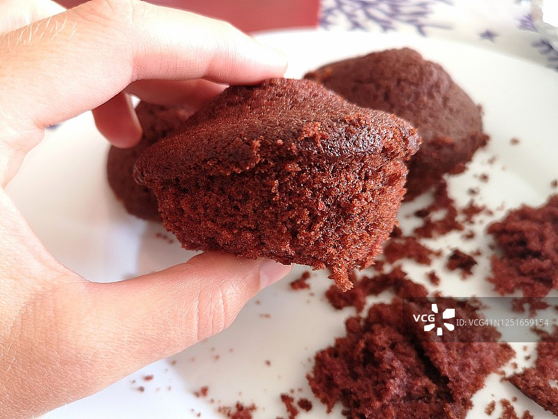 自制纯素可可红丝绒松饼图片素材