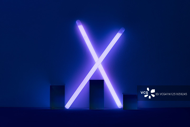 紫色荧光棒交叉图片素材