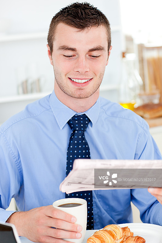 快乐的商人读报纸喝咖啡图片素材