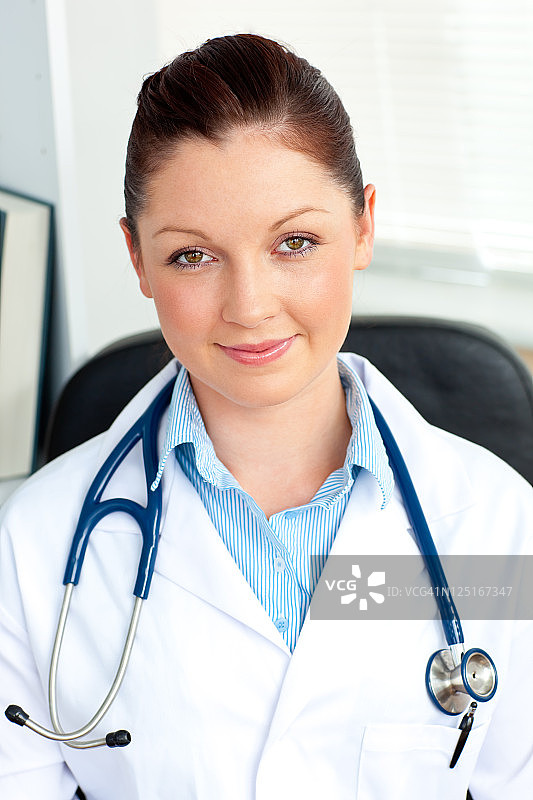 自信的女医生对着镜头微笑图片素材