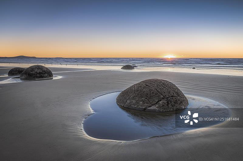 新西兰奥塔哥汉普登的摩拉基巨石图片素材