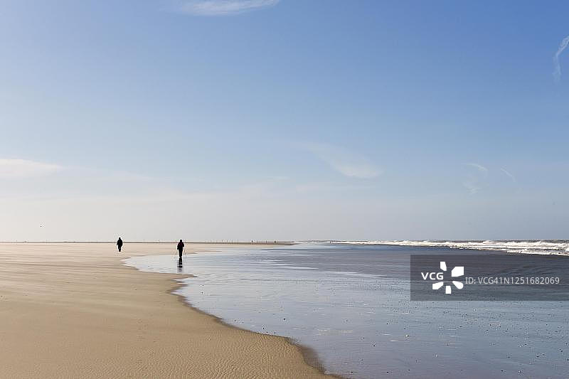 德国下萨克森州博尔库姆海滩水边图片素材