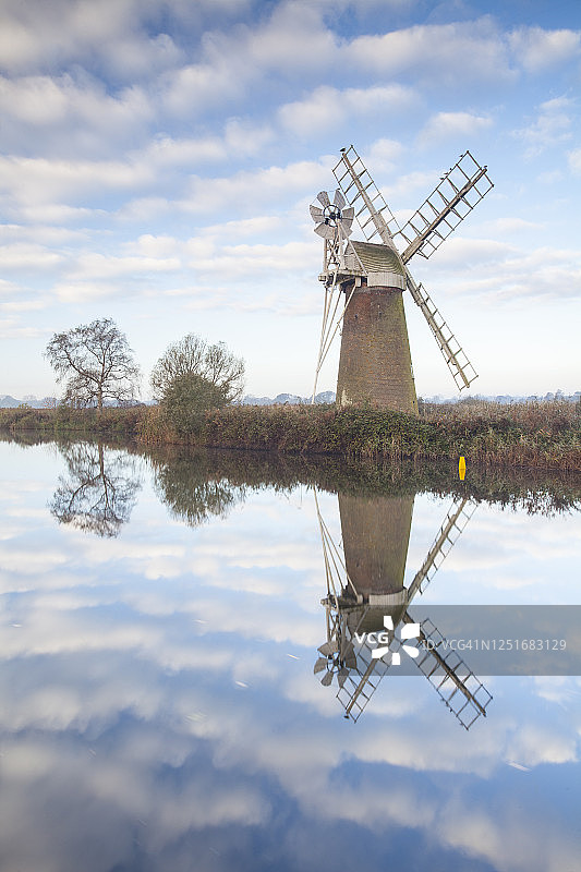 布罗兹的草皮芬磨坊风泵图片素材