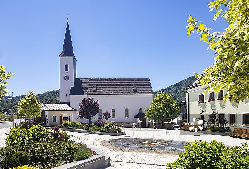 奥地利萨尔茨堡省富施尔湖村庄广场和圣伊拉斯谟教区教堂图片素材