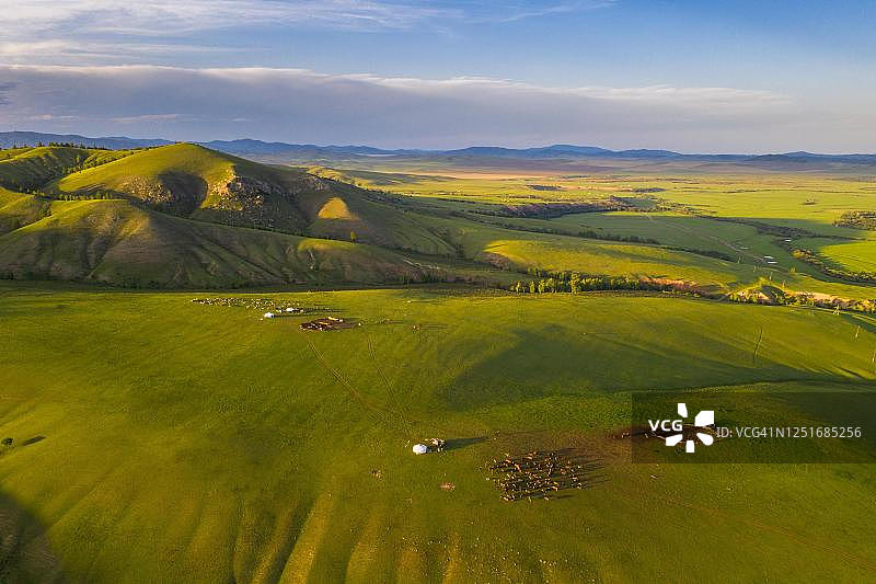 蒙古国色楞格省，蒙古游牧民族的蒙古包在河边航拍图片素材