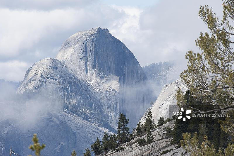 优胜美地国家公园奥姆斯特德角眺望花岗岩半圆顶及薄雾，加利福尼亚州，美国图片素材