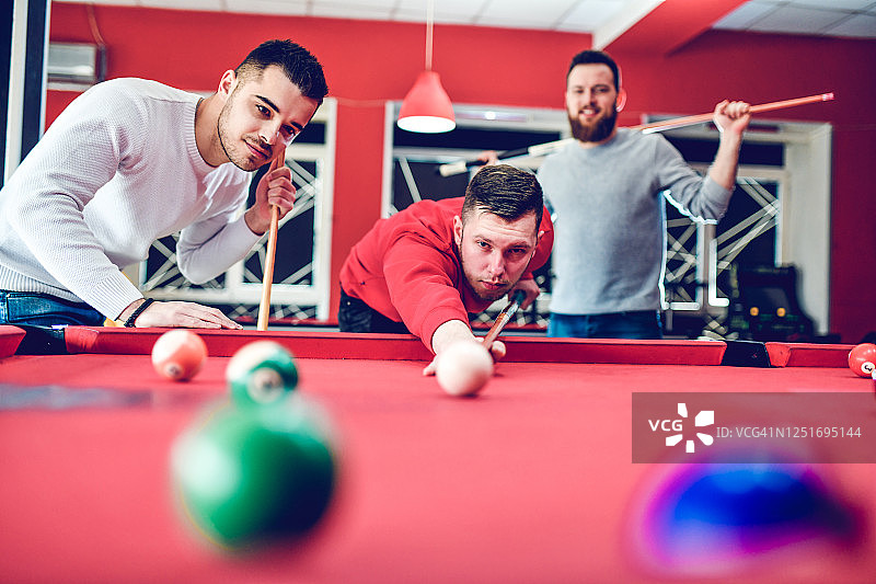 男子专注赢得友谊台球比赛图片素材