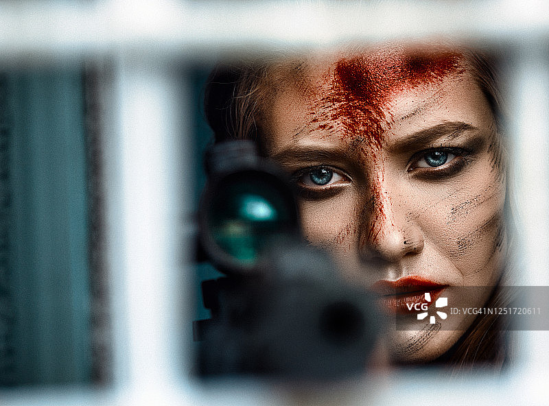 愤怒的女人进行报复图片素材