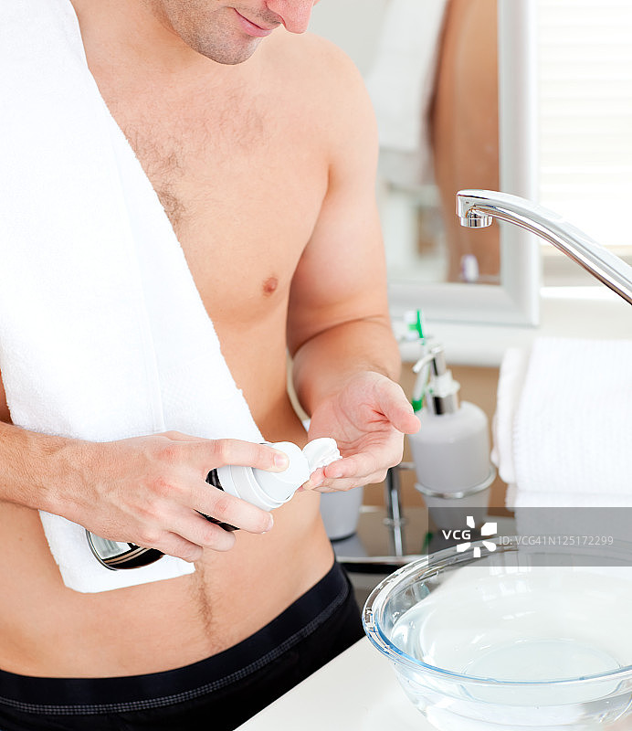 在浴室准备刮胡子的英俊男人特写图片素材