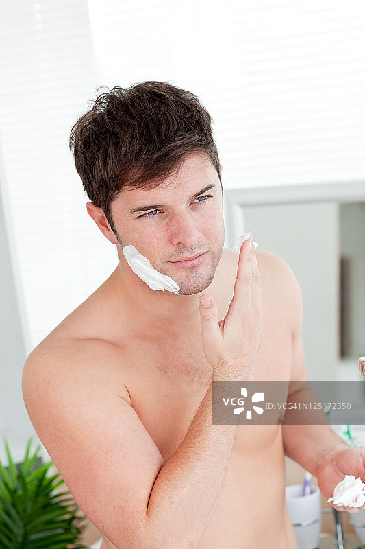 在浴室准备刮胡子的乐观男人图片素材
