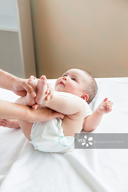 母亲给婴儿换尿布特写图片素材