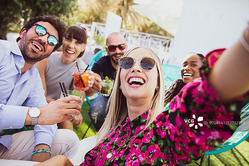朋友们在美丽的夏日户外庆祝生日图片素材
