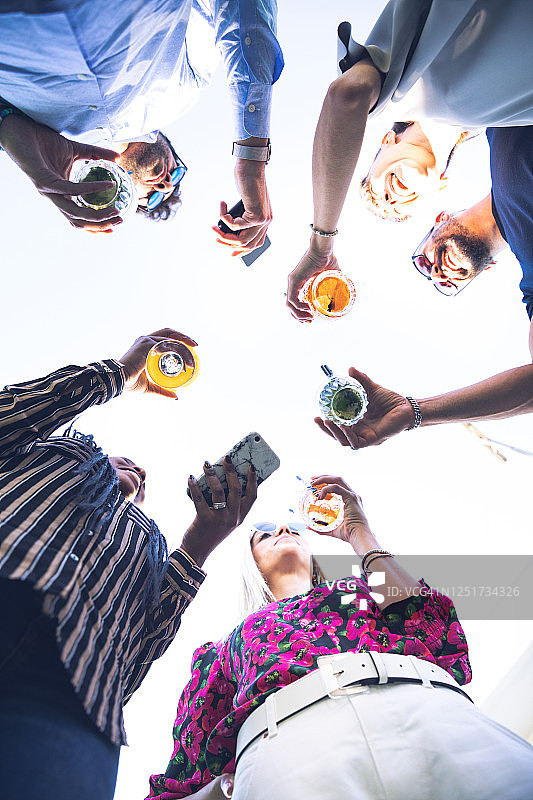 朋友们一起喝酒庆祝图片素材