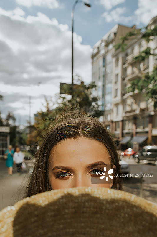 美丽金发女郎的户外肖像特写图片素材