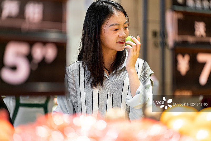 中国千禧一代女性在蔬果店购物图片素材